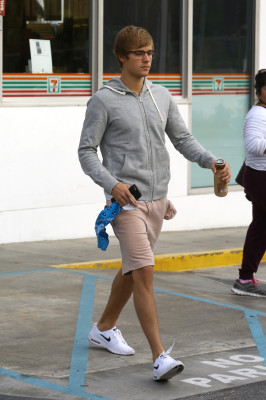 19.01 | Justin é fotografado em Los Angeles, CA