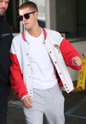 23.01 | Bieber é visto em Beverly Hills, CA