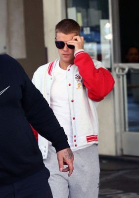 23.01 | Bieber é visto em Beverly Hills, CA