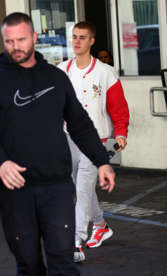 23.01 | Bieber é visto em Beverly Hills, CA