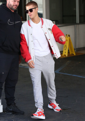 23.01 | Bieber é visto em Beverly Hills, CA