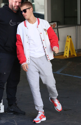 23.01 | Bieber é visto em Beverly Hills, CA