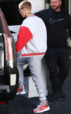 23.01 | Bieber é visto em Beverly Hills, CA