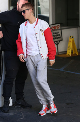23.01 | Bieber é visto em Beverly Hills, CA
