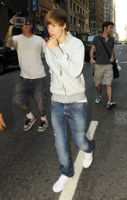 31.08 | Justin Bieber indo embora de seu hotel em Nova York