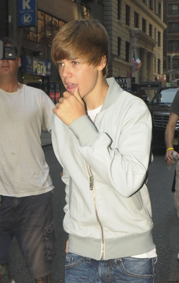 31.08 | Justin Bieber indo embora de seu hotel em Nova York