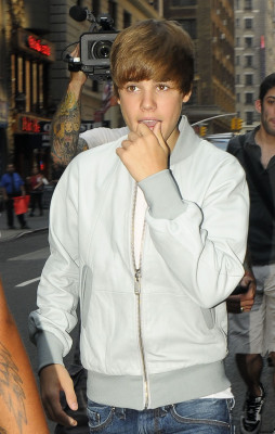 31.08 | Justin Bieber indo embora de seu hotel em Nova York