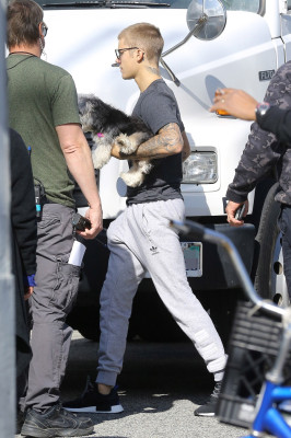 24.01 | Visto chegando no estúdio em Los Angeles, CA