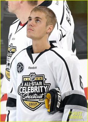 28.01 | Participando do 2017 NHL All-Star Celebrity Shootout, no Staples Center, em Los Angeles, CA