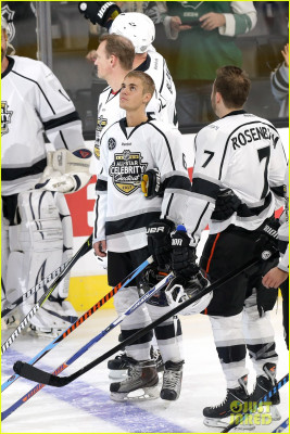 28.01 | Participando do 2017 NHL All-Star Celebrity Shootout, no Staples Center, em Los Angeles, CA
