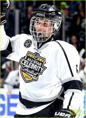 28.01 | Participando do 2017 NHL All-Star Celebrity Shootout, no Staples Center, em Los Angeles, CA