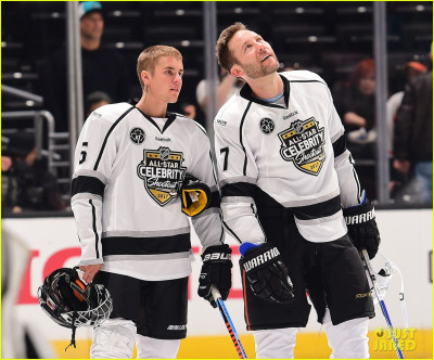 28.01 | Participando do 2017 NHL All-Star Celebrity Shootout, no Staples Center, em Los Angeles, CA