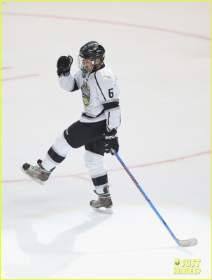 28.01 | Participando do 2017 NHL All-Star Celebrity Shootout, no Staples Center, em Los Angeles, CA
