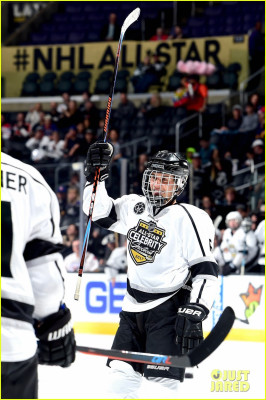 28.01 | Participando do 2017 NHL All-Star Celebrity Shootout, no Staples Center, em Los Angeles, CA