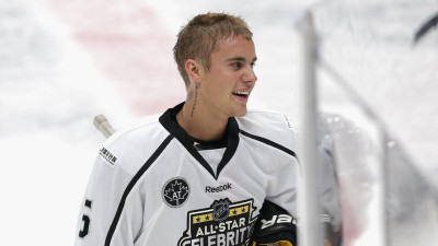 28.01 | Participando do 2017 NHL All-Star Celebrity Shootout, no Staples Center, em Los Angeles, CA