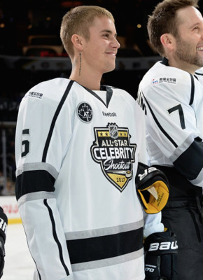28.01 | Participando do 2017 NHL All-Star Celebrity Shootout, no Staples Center, em Los Angeles, CA