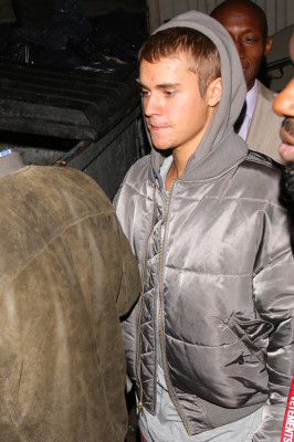 02.08 | Justin Bieber é fotografado deixando restaurante em Beverly Hills, Califórnia