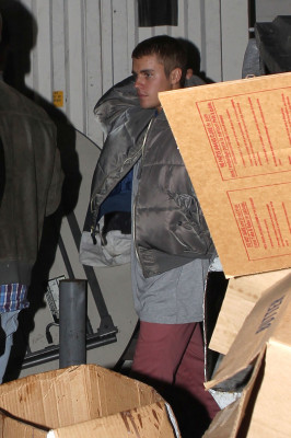 02.08 | Justin Bieber é fotografado deixando restaurante em Beverly Hills, Califórnia
