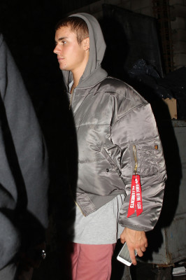 02.08 | Justin Bieber é fotografado deixando restaurante em Beverly Hills, Califórnia
