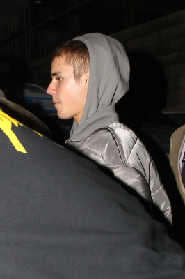 02.08 | Justin Bieber é fotografado deixando restaurante em Beverly Hills, Califórnia
