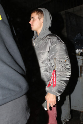 02.08 | Justin Bieber é fotografado deixando restaurante em Beverly Hills, Califórnia