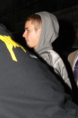 02.08 | Justin Bieber é fotografado deixando restaurante em Beverly Hills, Califórnia