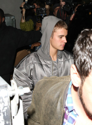 02.08 | Justin Bieber é fotografado deixando restaurante em Beverly Hills, Califórnia