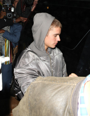 02.08 | Justin Bieber é fotografado deixando restaurante em Beverly Hills, Califórnia