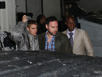 02.08 | Justin Bieber é fotografado deixando restaurante em Beverly Hills, Califórnia