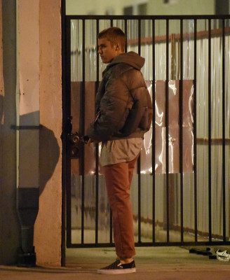 02.08 | Justin Bieber é visto chegando em igreja em Los Angeles, Califórnia