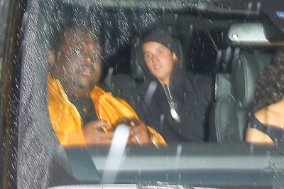 02.11 | Justin Bieber é visto saindo de restaurante em West Hollywood, CA