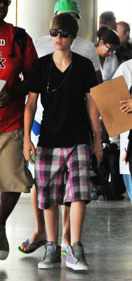 20.08 | Justin Bieber no aeroporto de Barbados