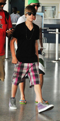 20.08 | Justin Bieber no aeroporto de Barbados