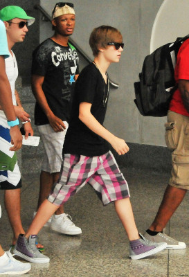 20.08 | Justin Bieber no aeroporto de Barbados