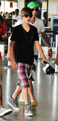20.08 | Justin Bieber no aeroporto de Barbados