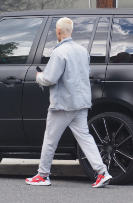 22.02 | Justin Bieber é fotografado pelas ruas de West Hollywood, Califórnia