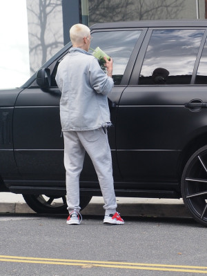 22.02 | Justin Bieber é fotografado pelas ruas de West Hollywood, Califórnia