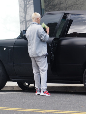 22.02 | Justin Bieber é fotografado pelas ruas de West Hollywood, Califórnia