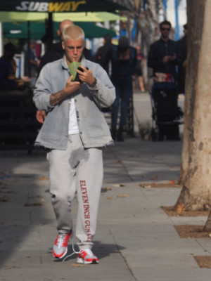 22.02 | Justin Bieber é fotografado pelas ruas de West Hollywood, Califórnia