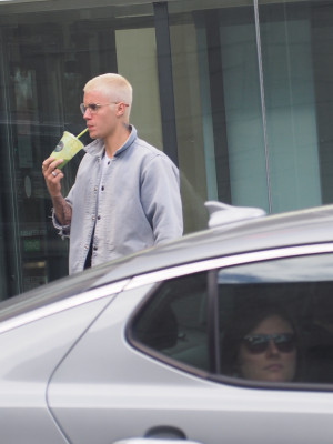 22.02 | Justin Bieber é fotografado pelas ruas de West Hollywood, Califórnia