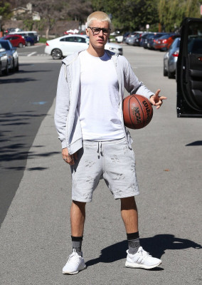 23.02 | Justin Bieber é fotografado em Beverly Hills, Califórnia