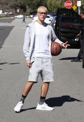 23.02 | Justin Bieber é fotografado em Beverly Hills, Califórnia