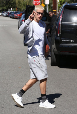 23.02 | Justin Bieber é fotografado em Beverly Hills, Califórnia