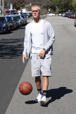 23.02 | Justin Bieber é fotografado em Beverly Hills, Califórnia