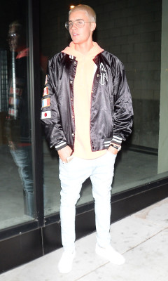 24.02 | Justin Bieber vai ao restaurante Catch em West Hollywood, CA
