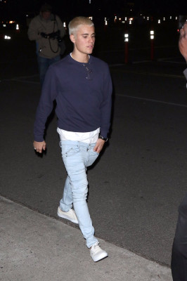 26.02 | Justin Bieber é fotografado em Beverly Hills, na Califórnia