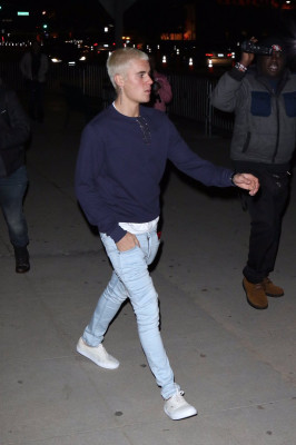 26.02 | Justin Bieber é fotografado em Beverly Hills, na Califórnia