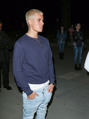 26.02 | Justin Bieber é fotografado em Beverly Hills, na Califórnia