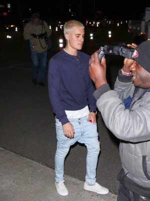 26.02 | Justin Bieber é fotografado em Beverly Hills, na Califórnia