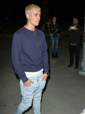 26.02 | Justin Bieber é fotografado em Beverly Hills, na Califórnia
